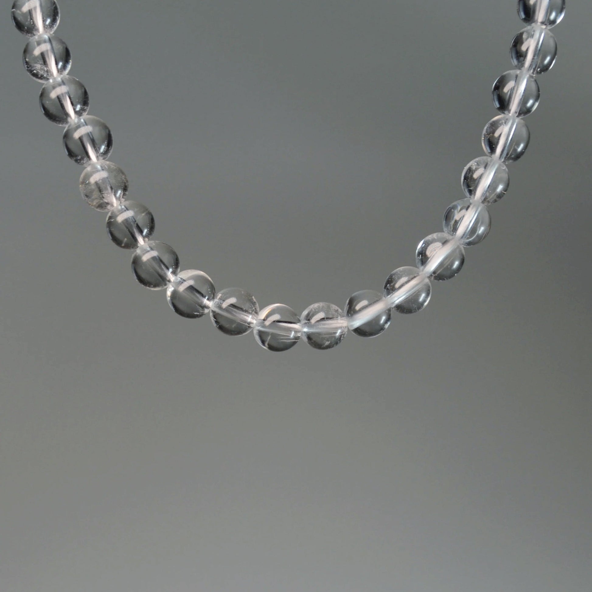 Echte Bergkristall Kette mit klaren Kristallperlen – 45 cm Edelstein Halskette. Nahansicht.