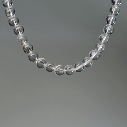 Echte Bergkristall Kette mit klaren Kristallperlen – 45 cm Edelstein Halskette. Nahansicht.