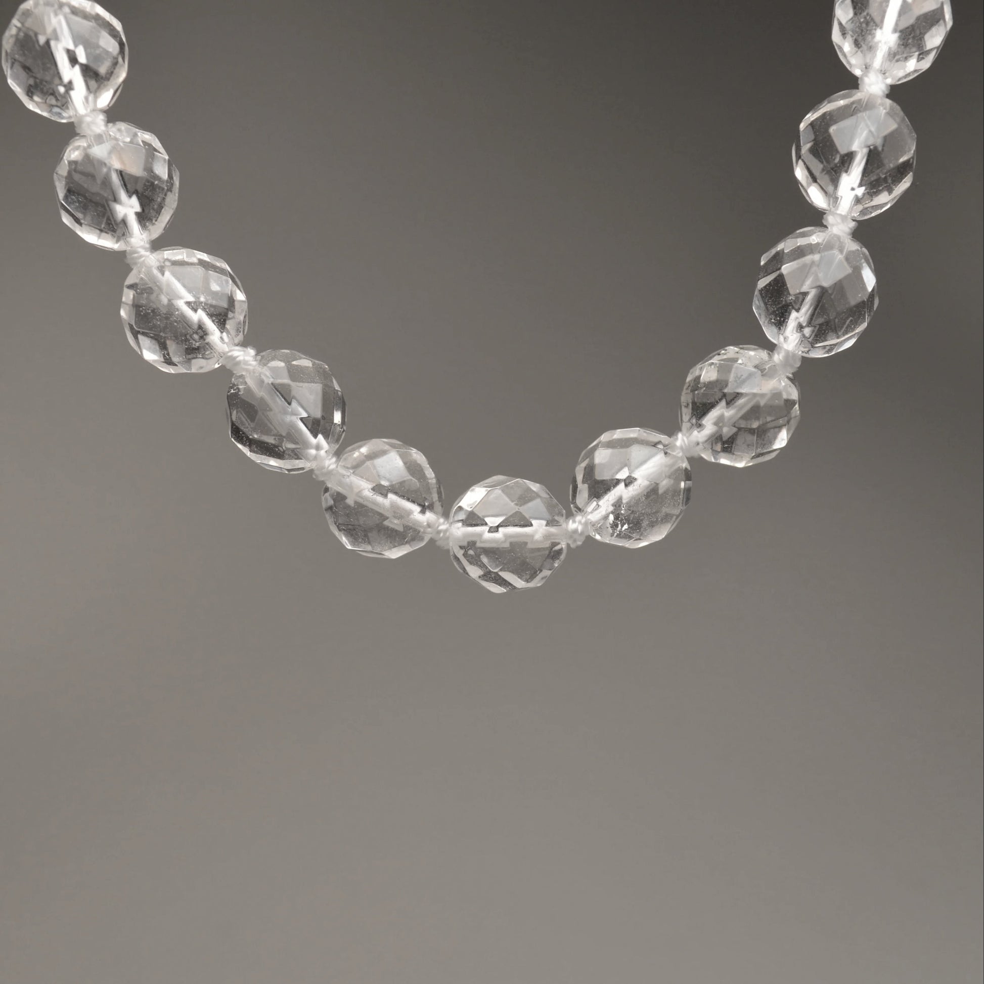 Echte Bergkristall Kette mit facettierten Kristallperlen – 45 cm Edelstein Halskette. Nahansicht.