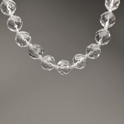 Echte Bergkristall Kette mit facettierten Kristallperlen – 45 cm Edelstein Halskette. Nahansicht.