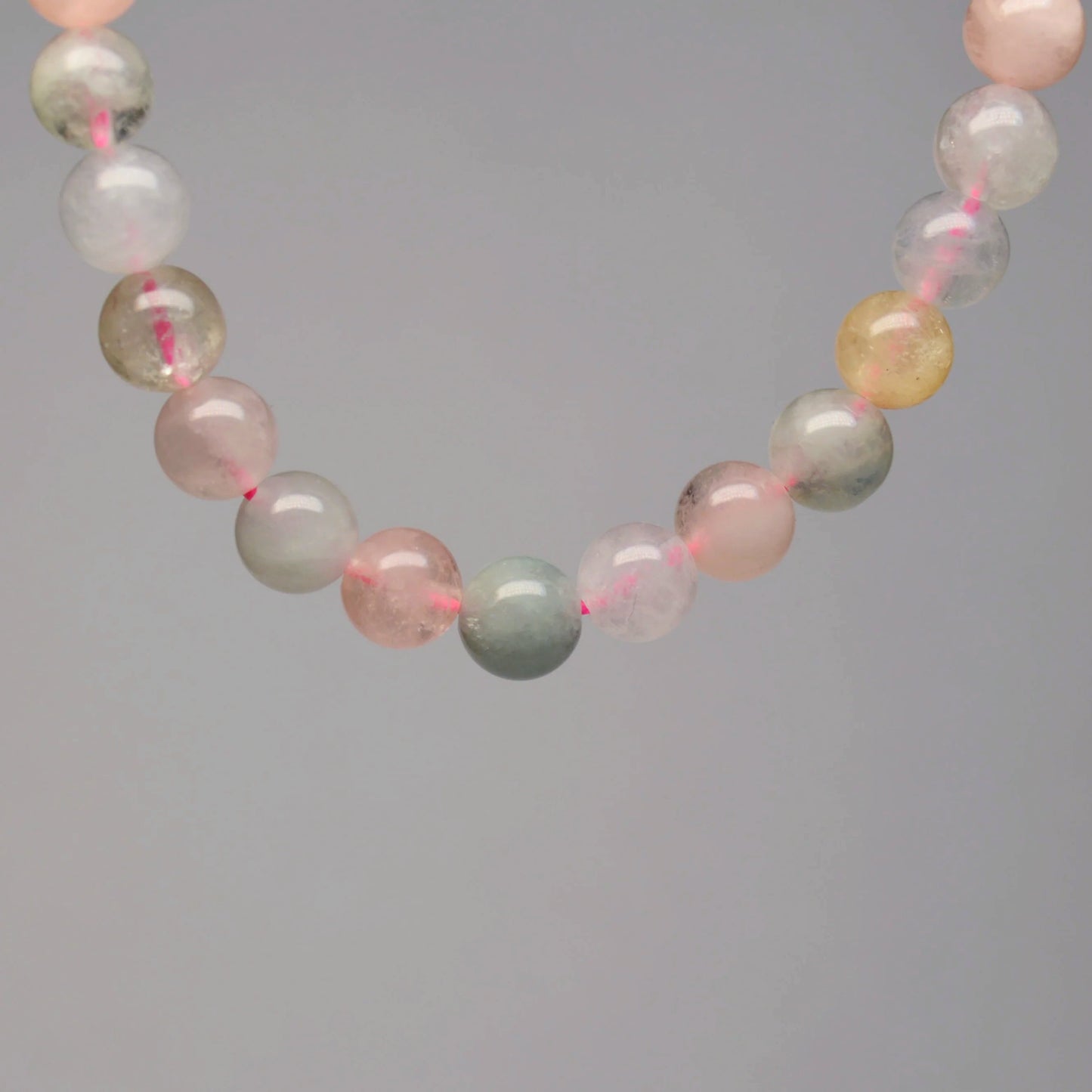 Echte Beryll Naturstein Halskette mit pastellfarbenen Perlen aus Aquamarin, Morganit & Heliodor – 45 cm Edelstein-Kette - Nahansicht.
