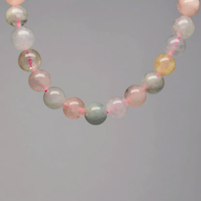 Echte Beryll Naturstein Halskette mit pastellfarbenen Perlen aus Aquamarin, Morganit & Heliodor – 45 cm Edelstein-Kette - Nahansicht.