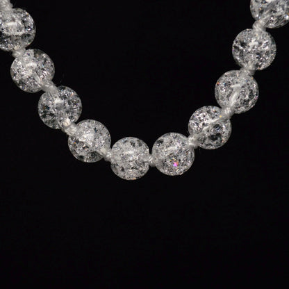 Echte Cracked Bergkristall Kette mit klaren, gesprungenen Kristallperlen – 45 cm Edelstein Halskette. Nahansicht.