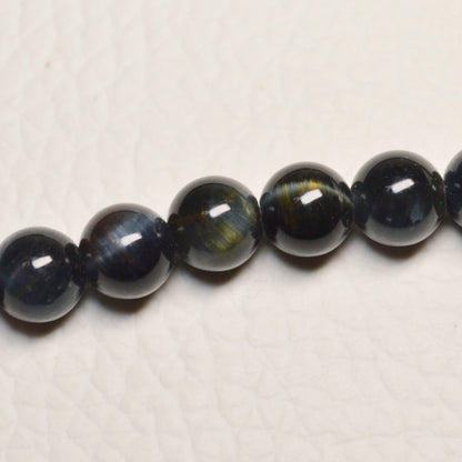 Echte Falkenauge Kette mit 6mm Kristallperlen – 45 cm Edelstein Halskette. Katzenaugeneffekt sichtbar.