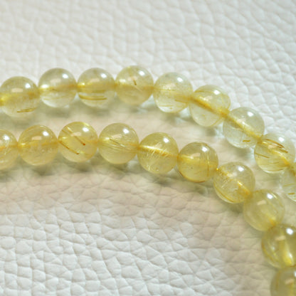 Echte Gold Rutilquarz Kette mit klaren Kristallperlen – 45 cm Edelstein Halskette. Nahansicht.