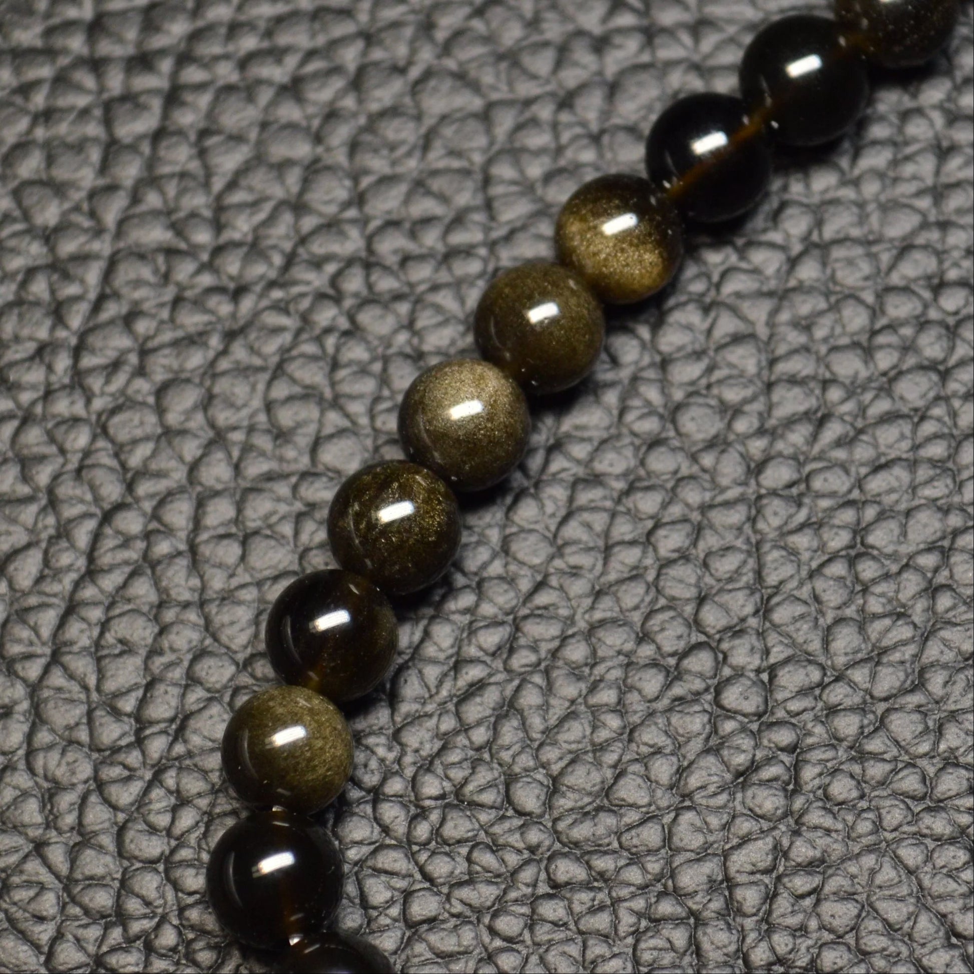 Echte Gold-Obsidian Kette mit schimmernden Kristallperlen – 45 cm Edelstein Halskette. Nahansicht.