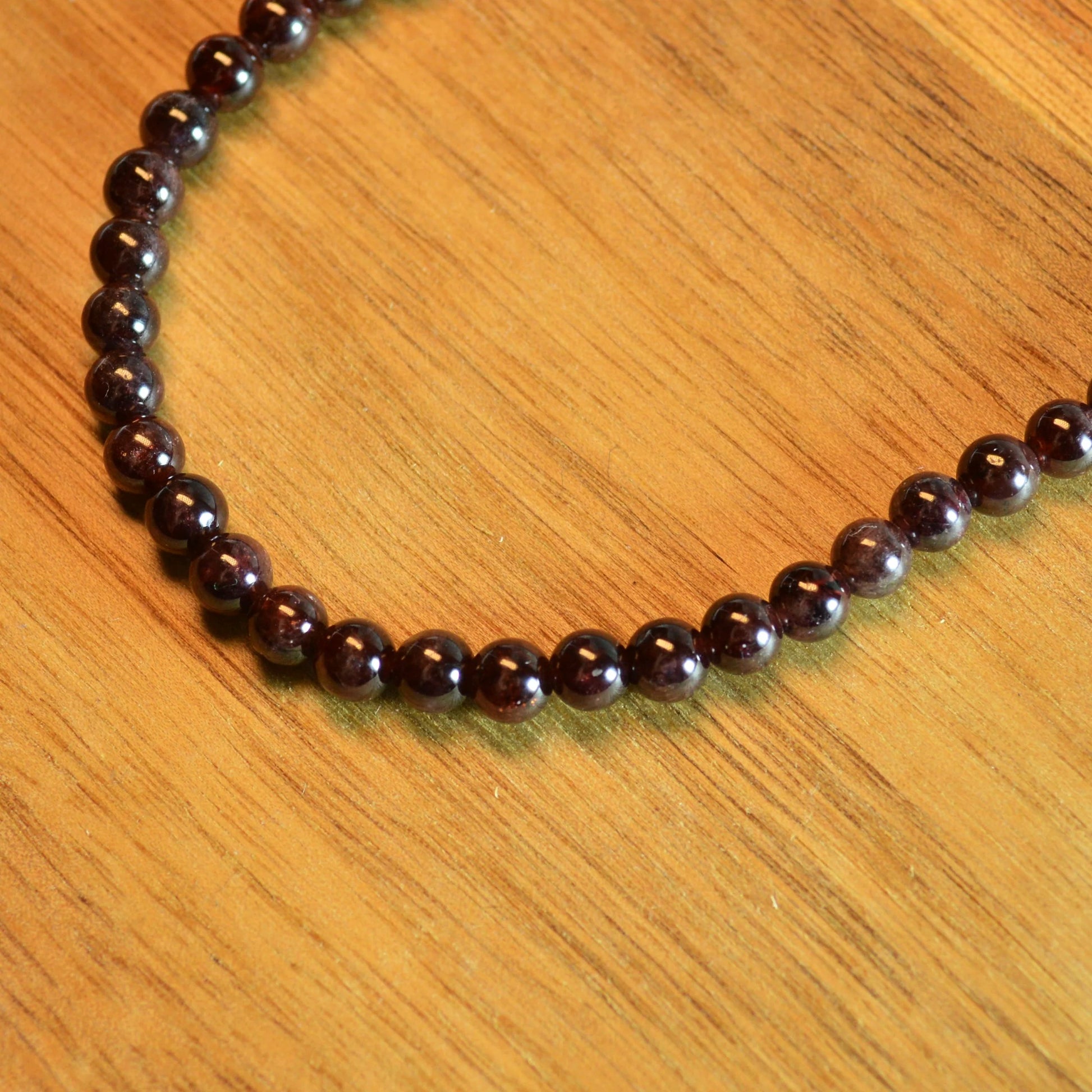 Echte Granat (Almandin) Kette mit  Kristallperlen – 45 cm Edelstein Halskette. Nahansicht.