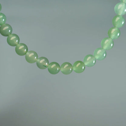 Echte Grüner Aventurin Kette mit Kristallperlen – 45 cm Edelstein Halskette. Nahansicht.