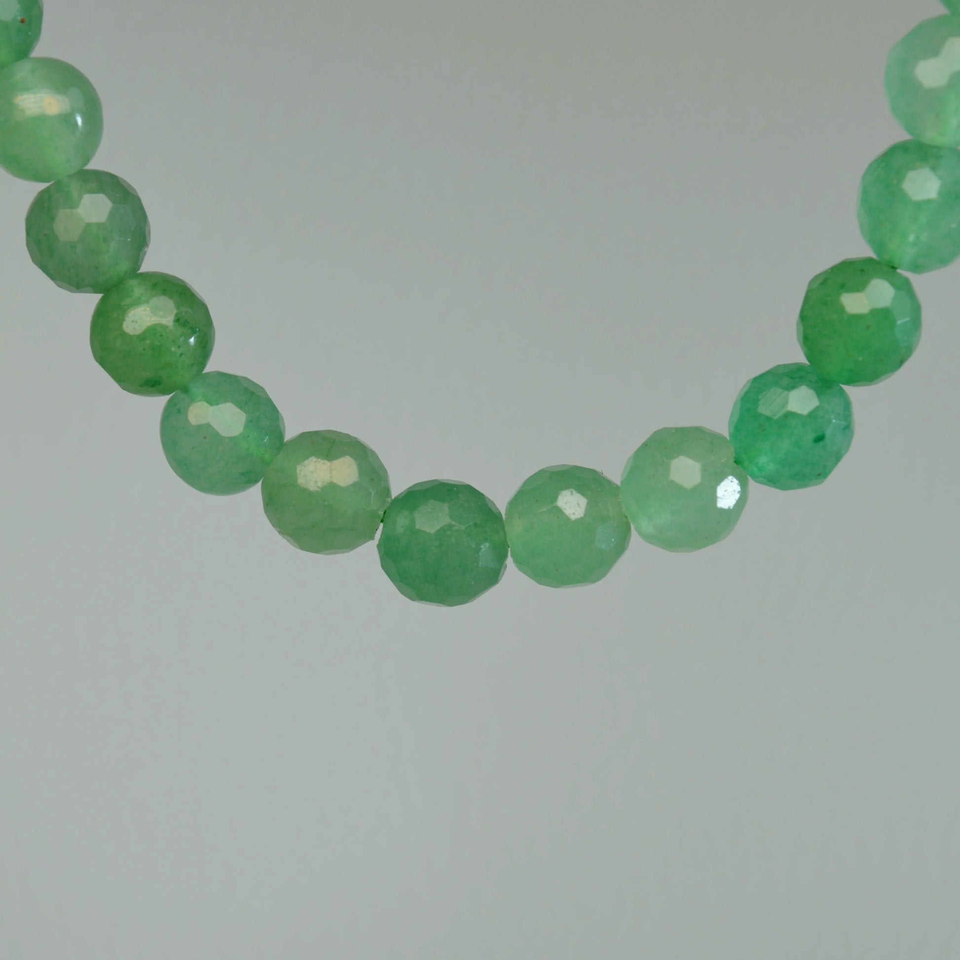 Echte Grüner Aventurin Kette mit facettierten Kristallperlen – 45 cm Edelstein Halskette. Nahansicht.