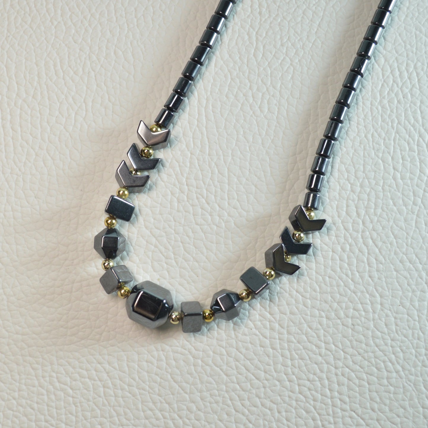 Echte Hämatit Kette mit geometrischen Perlen – 45 cm Statement Halskette. Nahansicht.