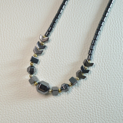 Echte Hämatit Kette mit geometrischen Perlen – 45 cm Statement Halskette. Nahansicht.