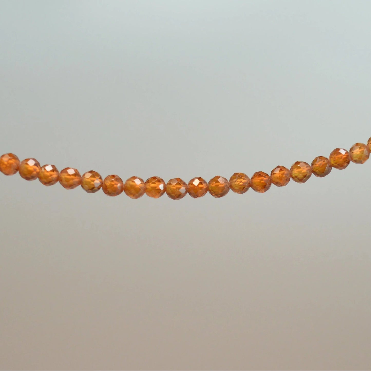 Echte Hessonit Granat Kette mit facettierten Kristallperlen – 45 cm Edelstein Halskette. Nahansicht.