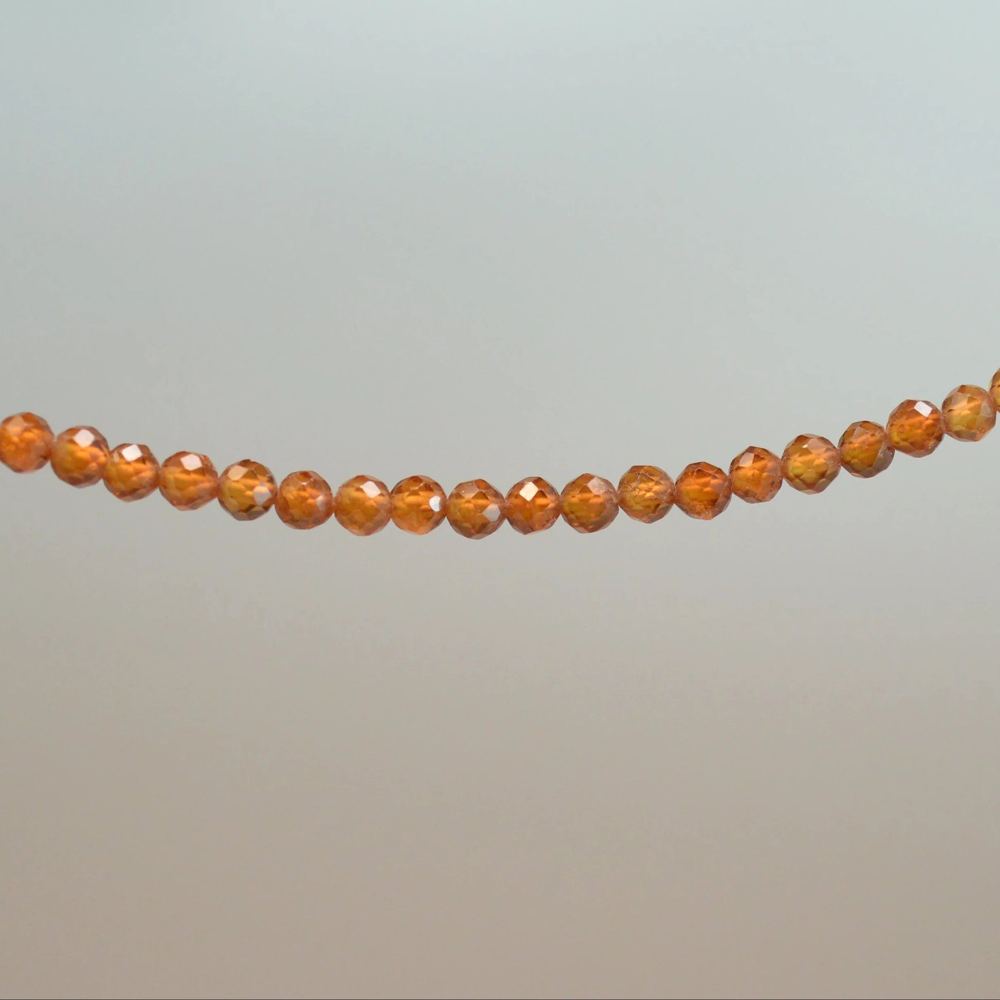 Echte Hessonit Granat Kette mit facettierten Kristallperlen – 45 cm Edelstein Halskette. Nahansicht.