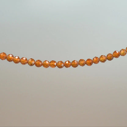 Echte Hessonit Granat Kette mit facettierten Kristallperlen – 45 cm Edelstein Halskette. Nahansicht.