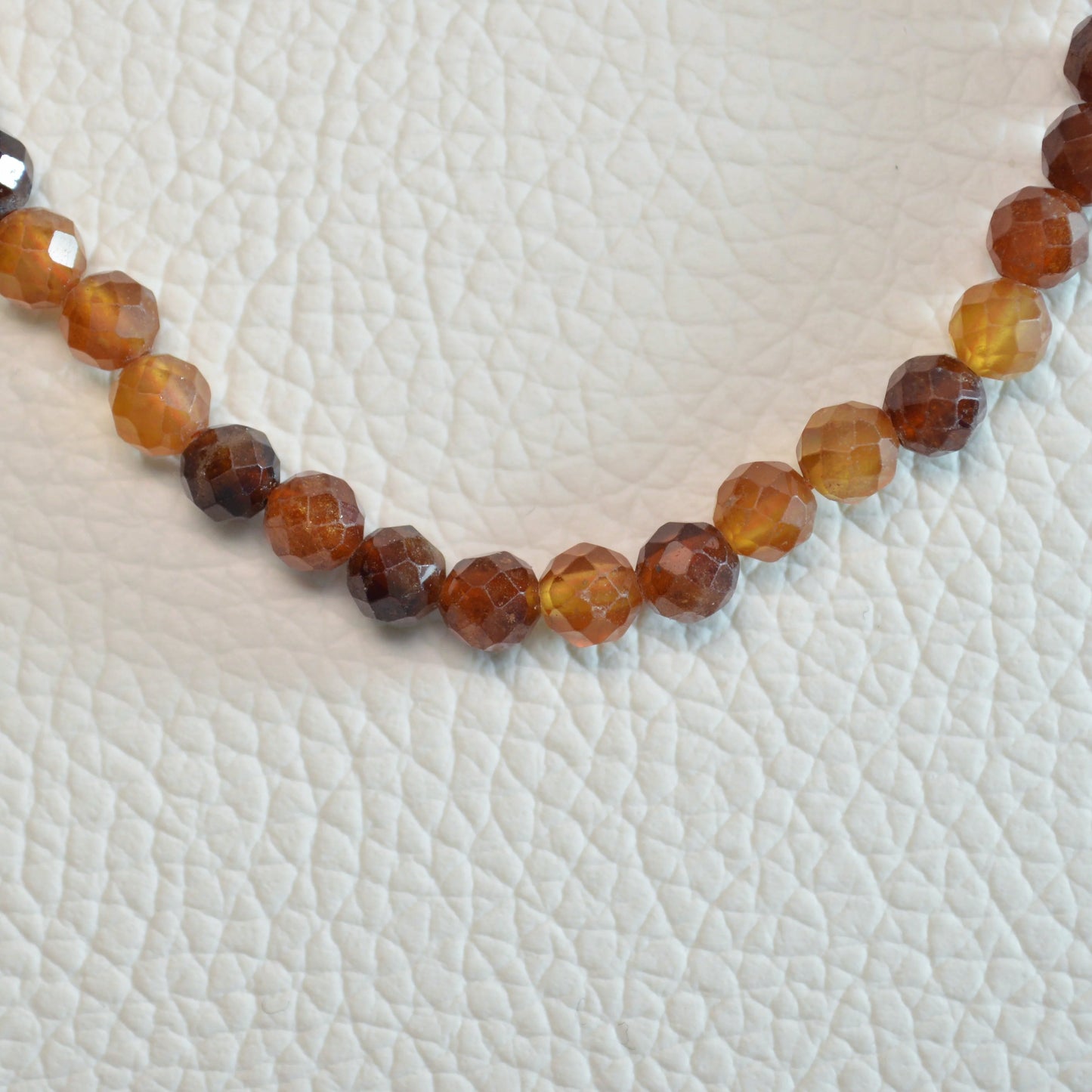 Echte Hessonit Granat Kette mit facettierten Kristallperlen – 45 cm Edelstein Halskette. Nahansicht.