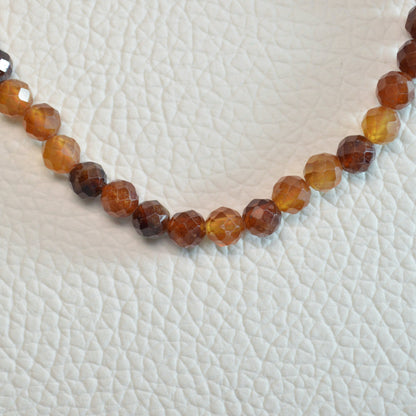 Echte Hessonit Granat Kette mit facettierten Kristallperlen – 45 cm Edelstein Halskette. Nahansicht.