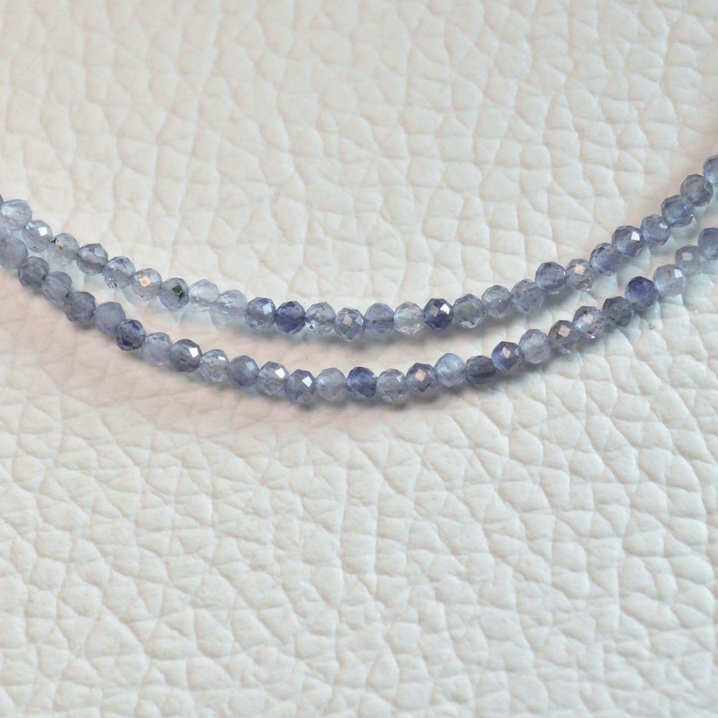 Echte Iolith-Wassersaphir Kette mit facettierten Kristallperlen – 45 cm Edelstein Halskette. Nahansicht.