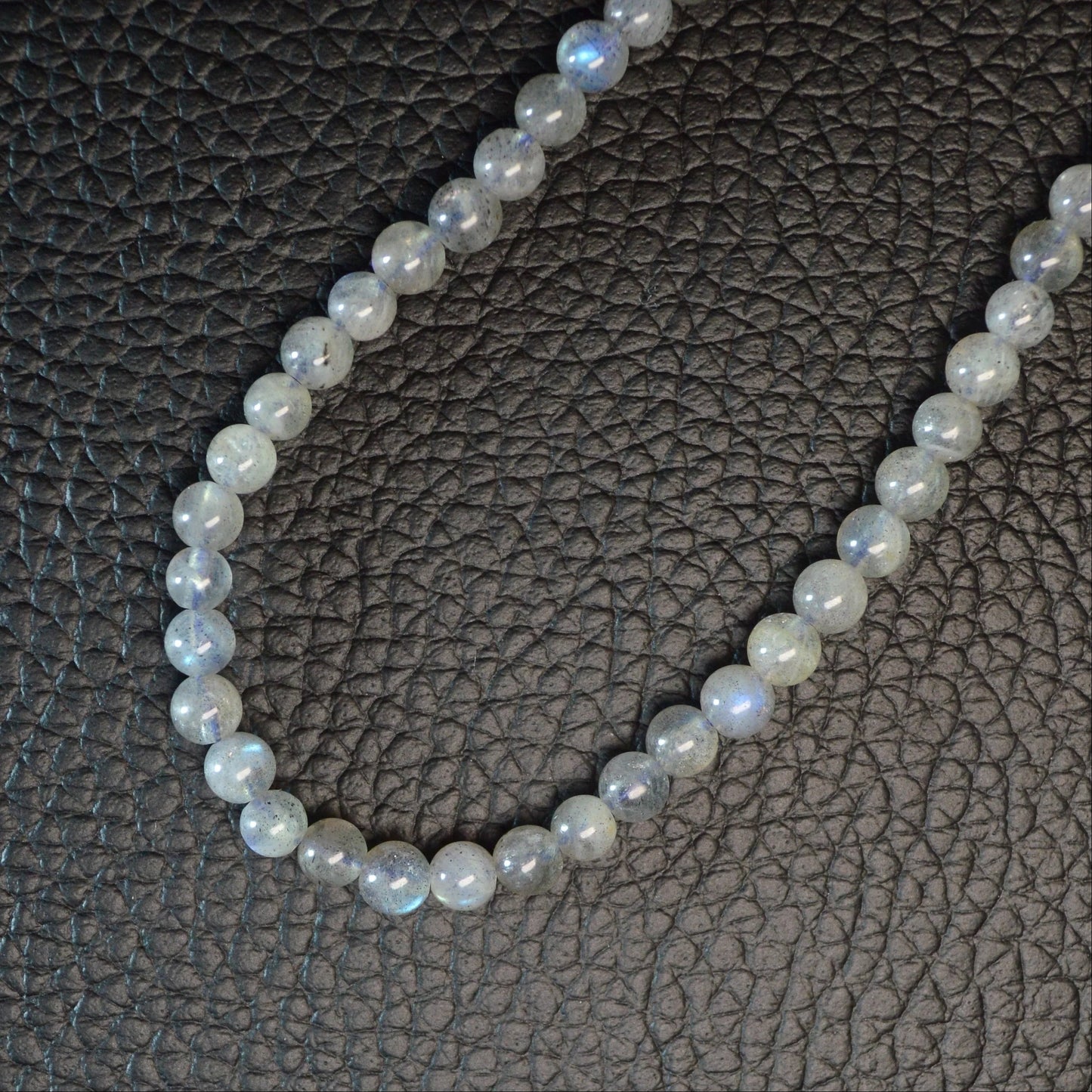 Echte Labradorit Kette mit 4mm Kristallperlen – 45 cm Edelstein Halskette. Nahansicht.