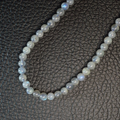 Echte Labradorit Kette mit 4mm Kristallperlen – 45 cm Edelstein Halskette. Nahansicht.