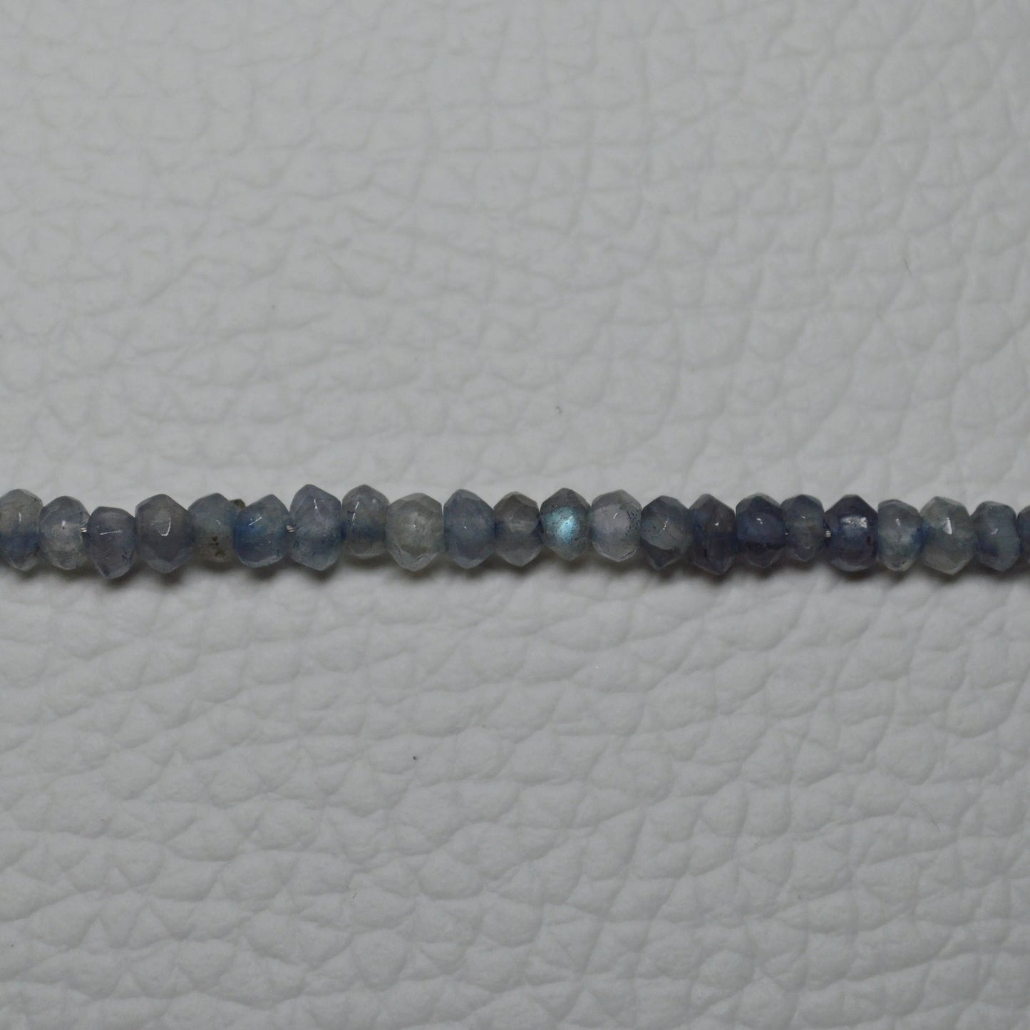 Echte Labradorit Kette mit facettierten Kristallperlen – 45 cm Edelstein Halskette. Nahansicht.