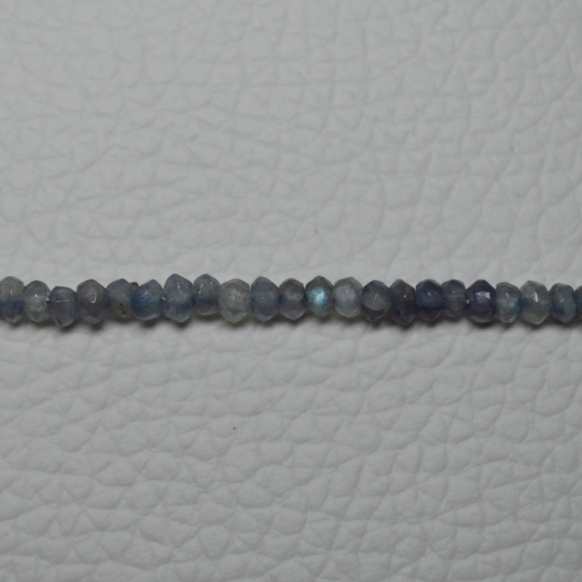 Echte Labradorit Kette mit facettierten Kristallperlen – 45 cm Edelstein Halskette. Nahansicht.