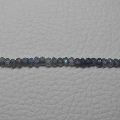 Echte Labradorit Kette mit facettierten Kristallperlen – 45 cm Edelstein Halskette. Nahansicht.