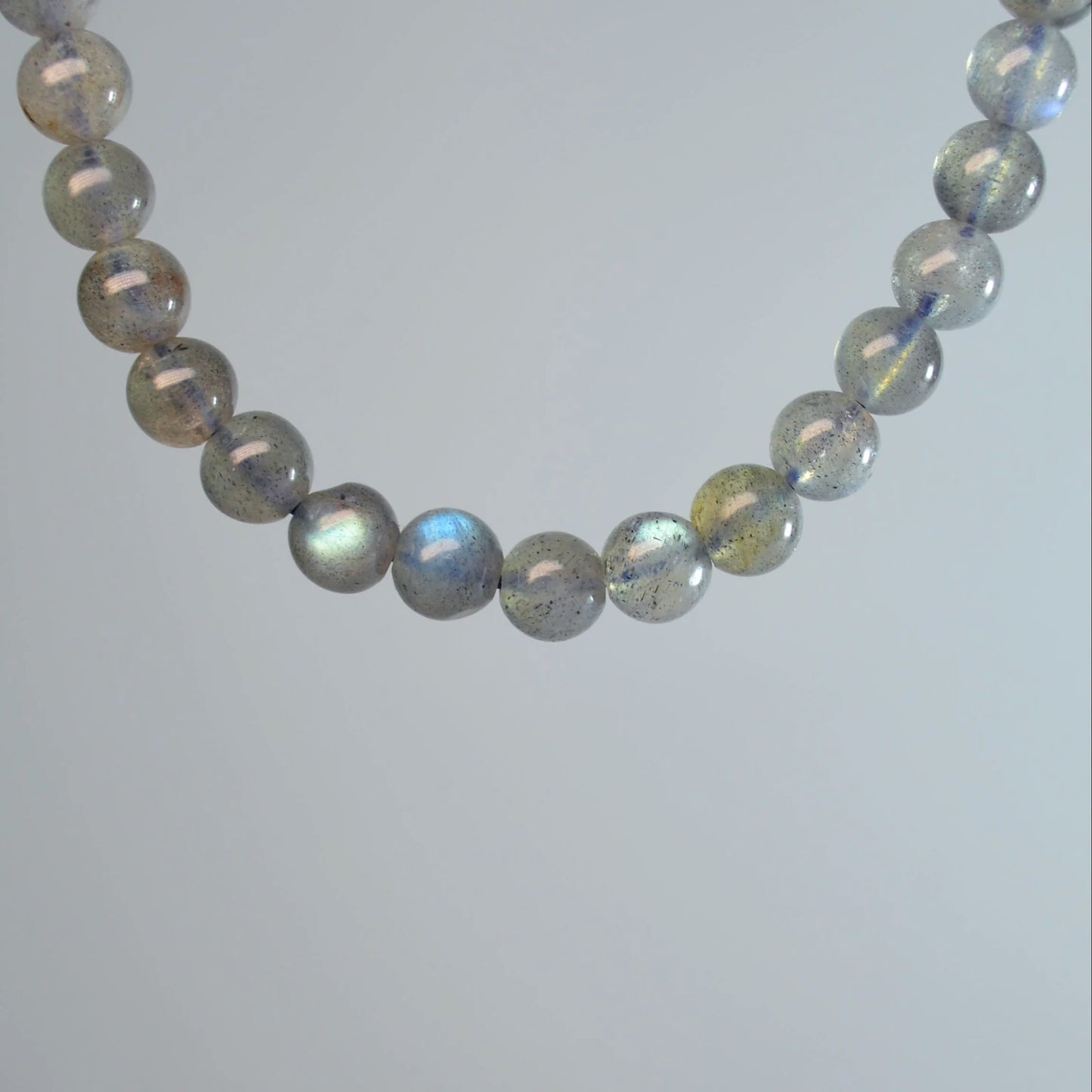 Echte Labradorit Kette mit 6mm Kristallperlen – 45 cm Edelstein Halskette. Nahansicht.