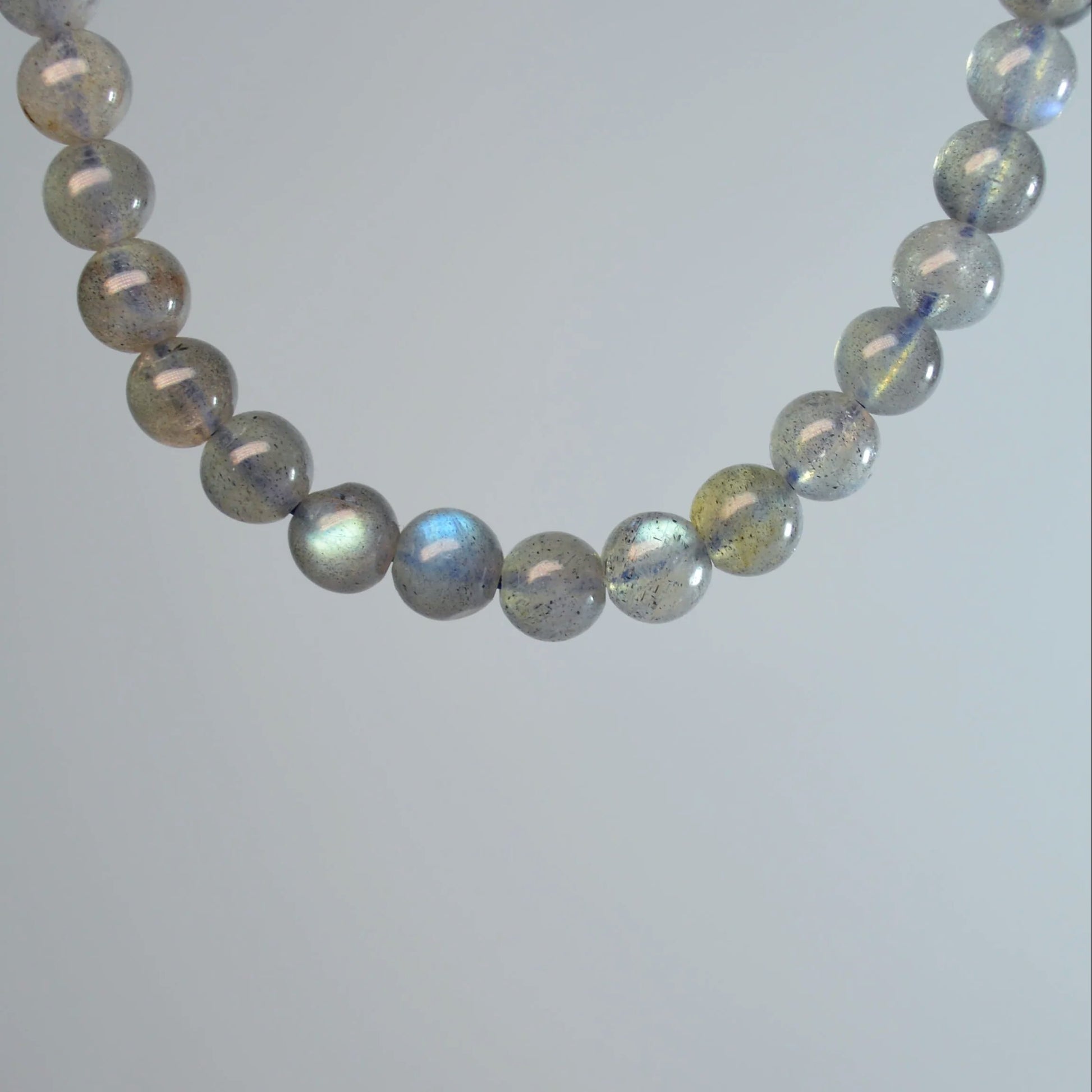 Echte Labradorit Kette mit 6mm Kristallperlen – 45 cm Edelstein Halskette. Nahansicht.