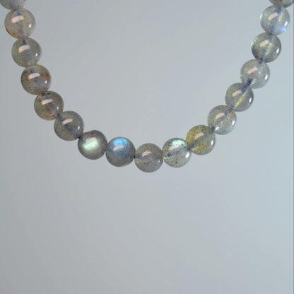 Echte Labradorit Kette mit 6mm Kristallperlen – 45 cm Edelstein Halskette. Nahansicht.