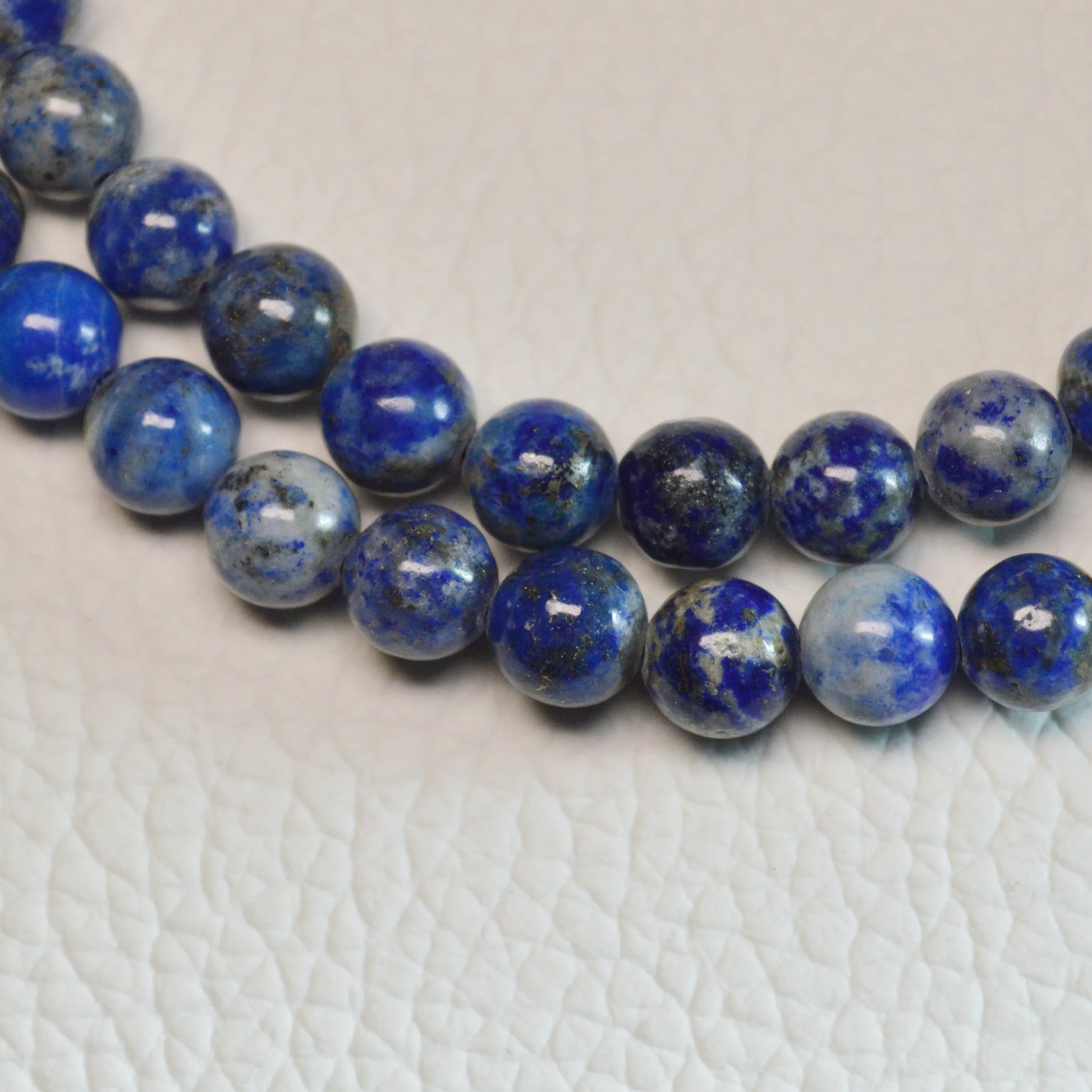 Echte Lapislazuli Kette mit Kristallperlen – 45 cm Edelstein Halskette. Nahansicht.