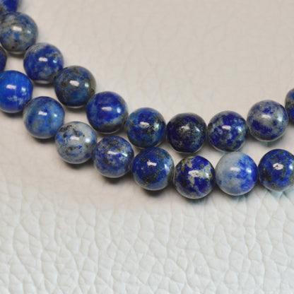 Echte Lapislazuli Kette mit Kristallperlen – 45 cm Edelstein Halskette. Nahansicht.