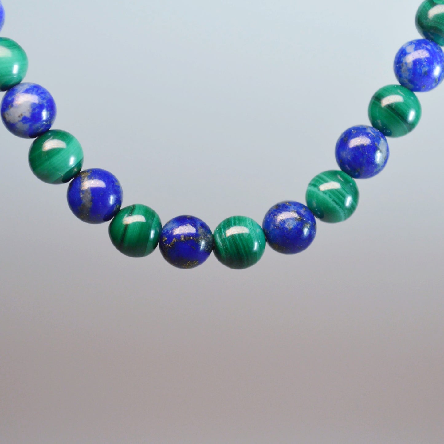 Echte Lapislazuli Malachit Kette mit Kristallperlen – 45 cm Edelstein Halskette. Nahansicht.