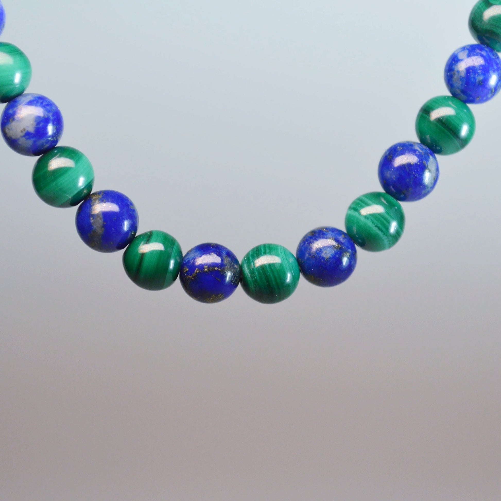 Echte Lapislazuli Malachit Kette mit Kristallperlen – 45 cm Edelstein Halskette. Nahansicht.