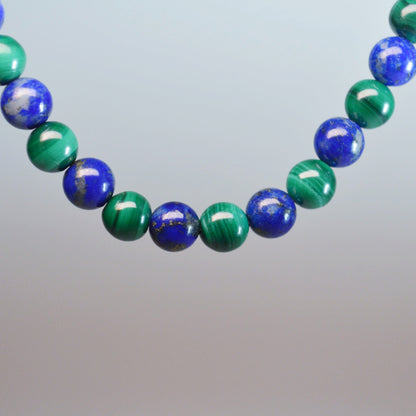 Echte Lapislazuli Malachit Kette mit Kristallperlen – 45 cm Edelstein Halskette. Nahansicht.