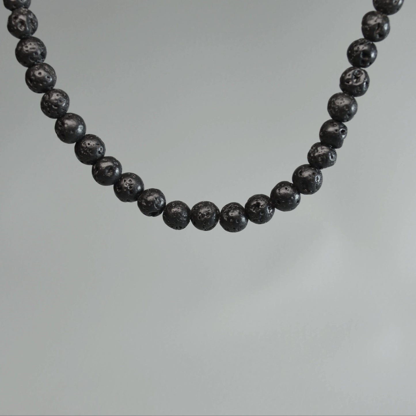 Echte Lavastein Kette mit  4mm Perlen – 45 cm Natur Halskette. Nahansicht.