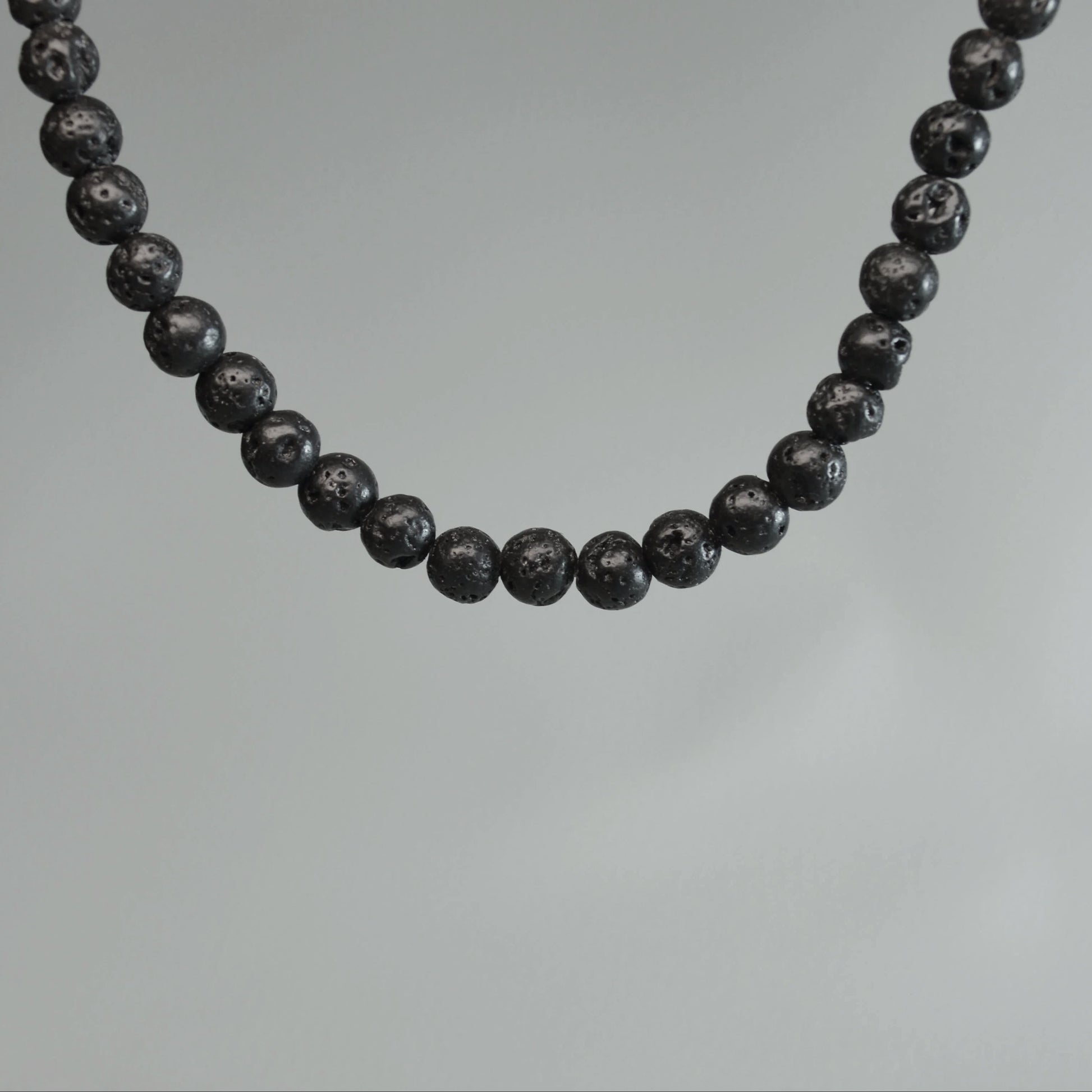 Echte Lavastein Kette mit  4mm Perlen – 45 cm Natur Halskette. Nahansicht.