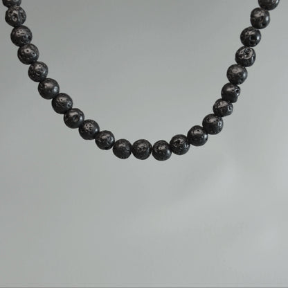 Echte Lavastein Kette mit  4mm Perlen – 45 cm Natur Halskette. Nahansicht.