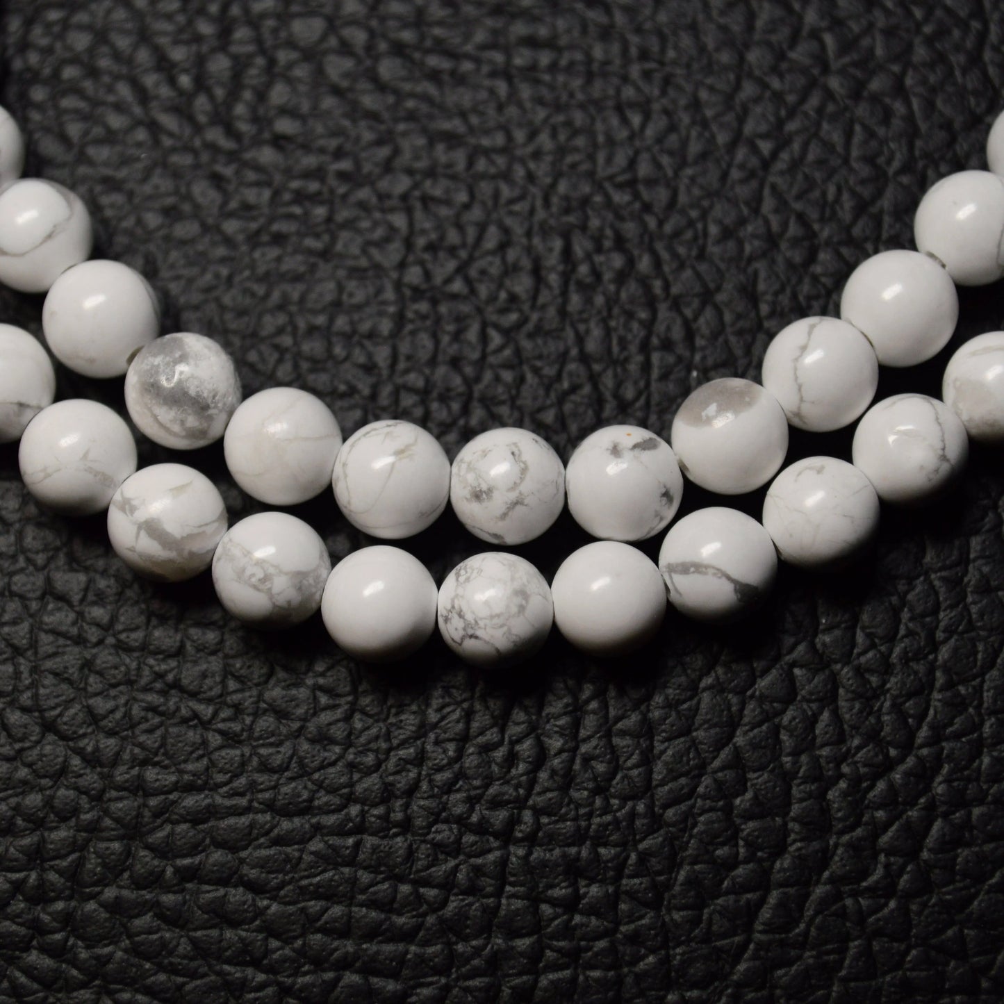 Echte Magnesit Kette mit Kristallperlen – 45 cm Edelstein Halskette. Nahansicht.