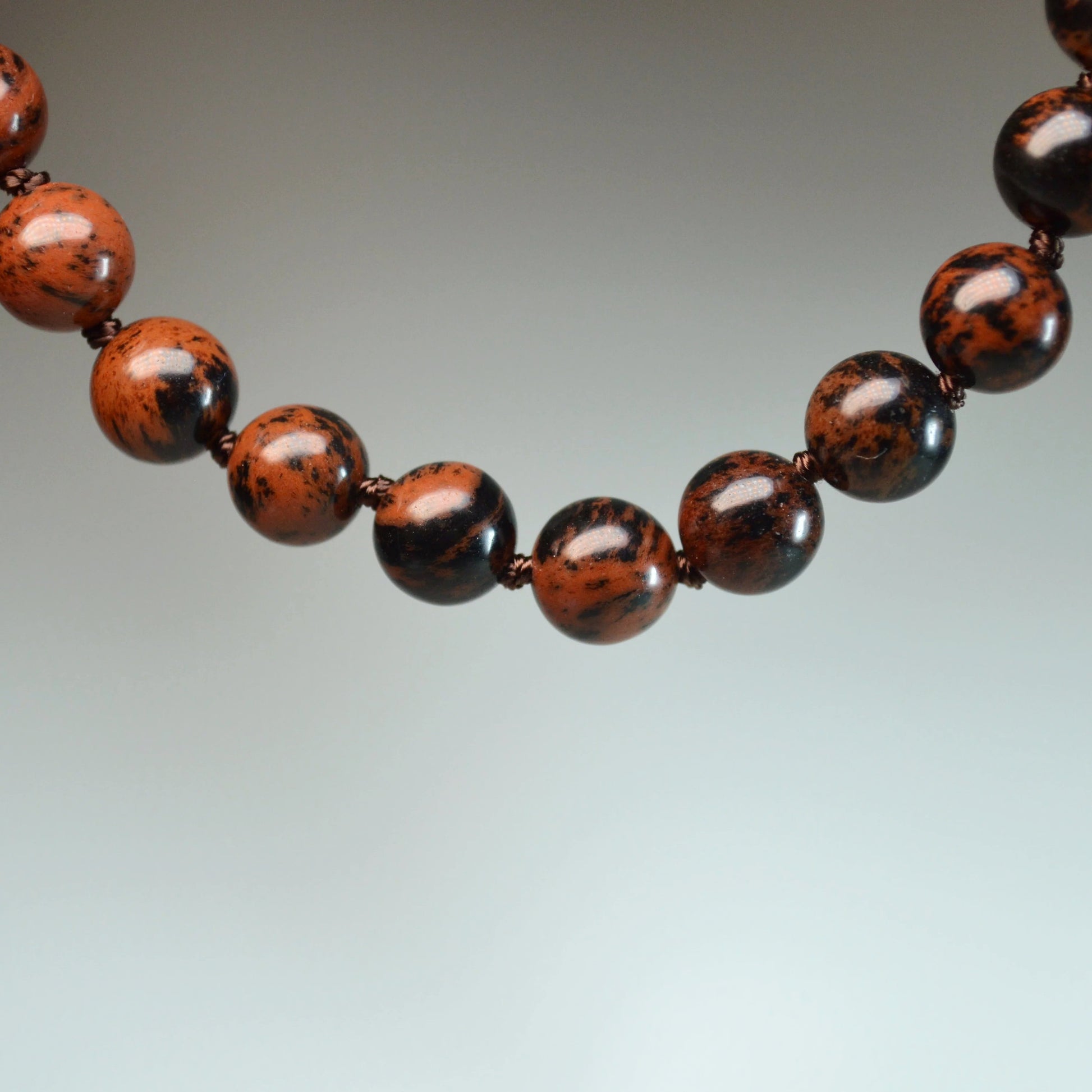 Echte Mahagoni-Obsidian Kette mit klaren Kristallperlen – 45 cm Edelstein Halskette. Nahansicht.