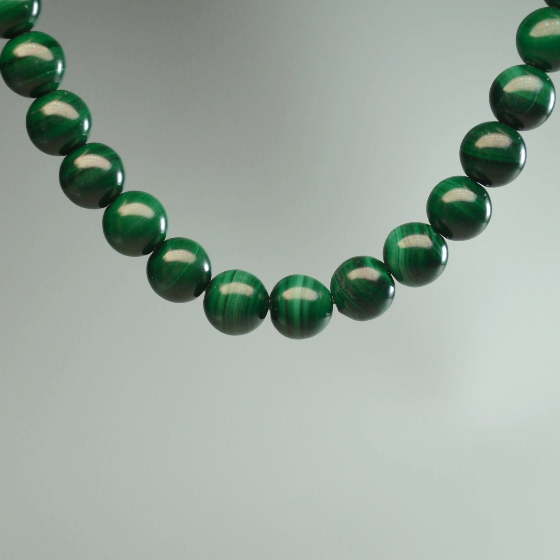 Echte Malachit Kette mit 6mm Kristallperlen – 45 cm Edelstein Halskette. Nahansicht.