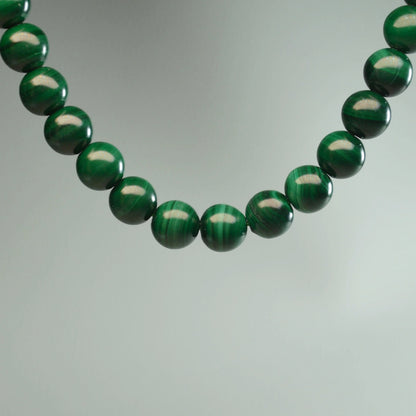 Echte Malachit Kette mit 6mm Kristallperlen – 45 cm Edelstein Halskette. Nahansicht.