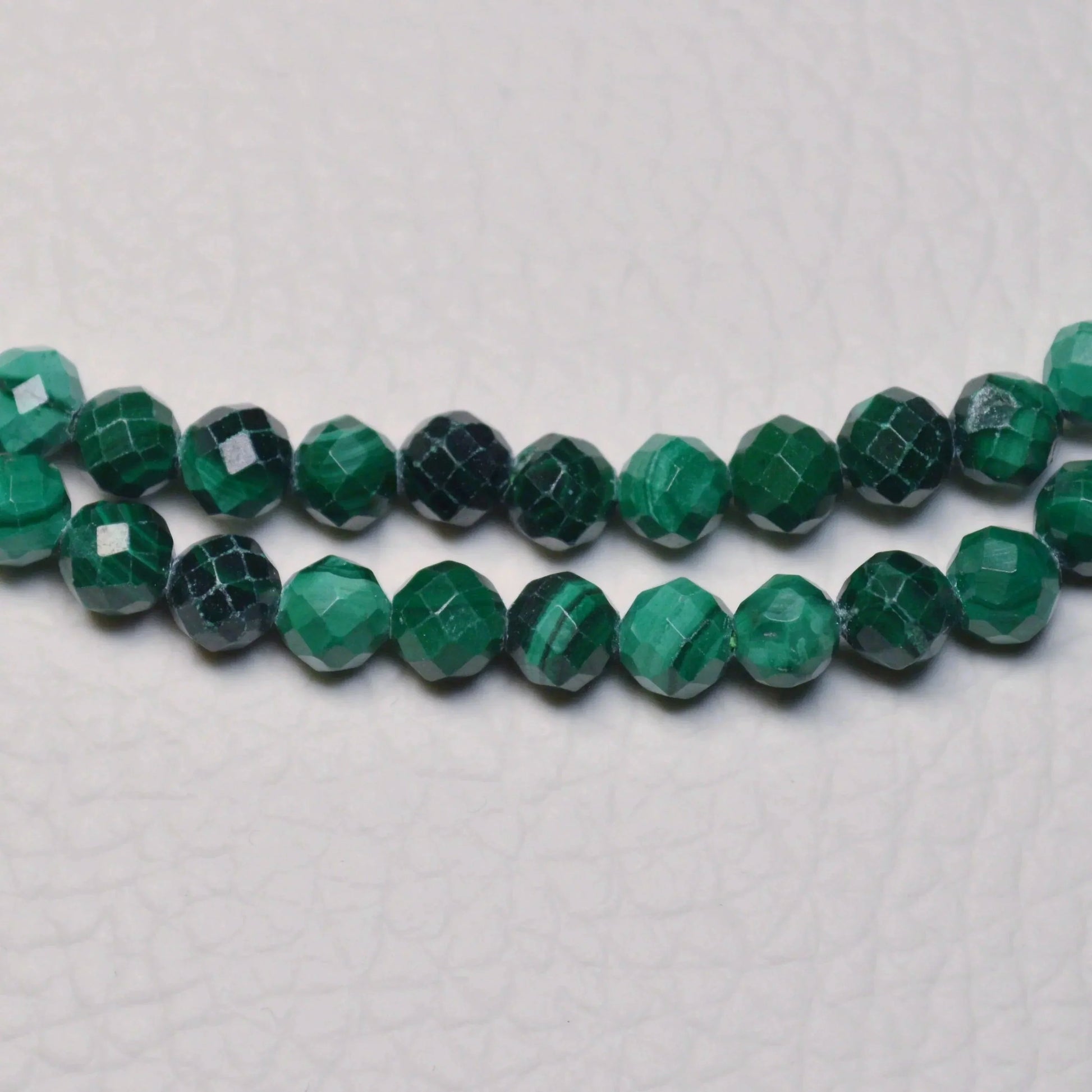 Echte Malachit Kette mit facettierten Kristallperlen – 45 cm Edelstein Halskette. Nahansicht.