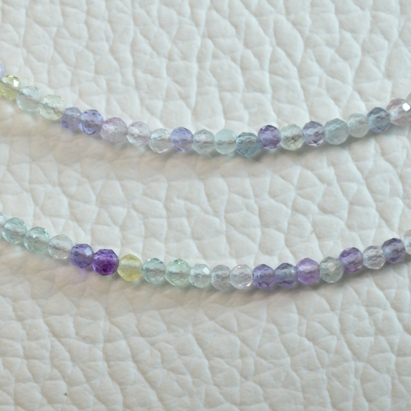 Echte Mehrfarbiger Fluorit Kette mit facettierten Kristallperlen – 45 cm Edelstein Halskette. Nahansicht.