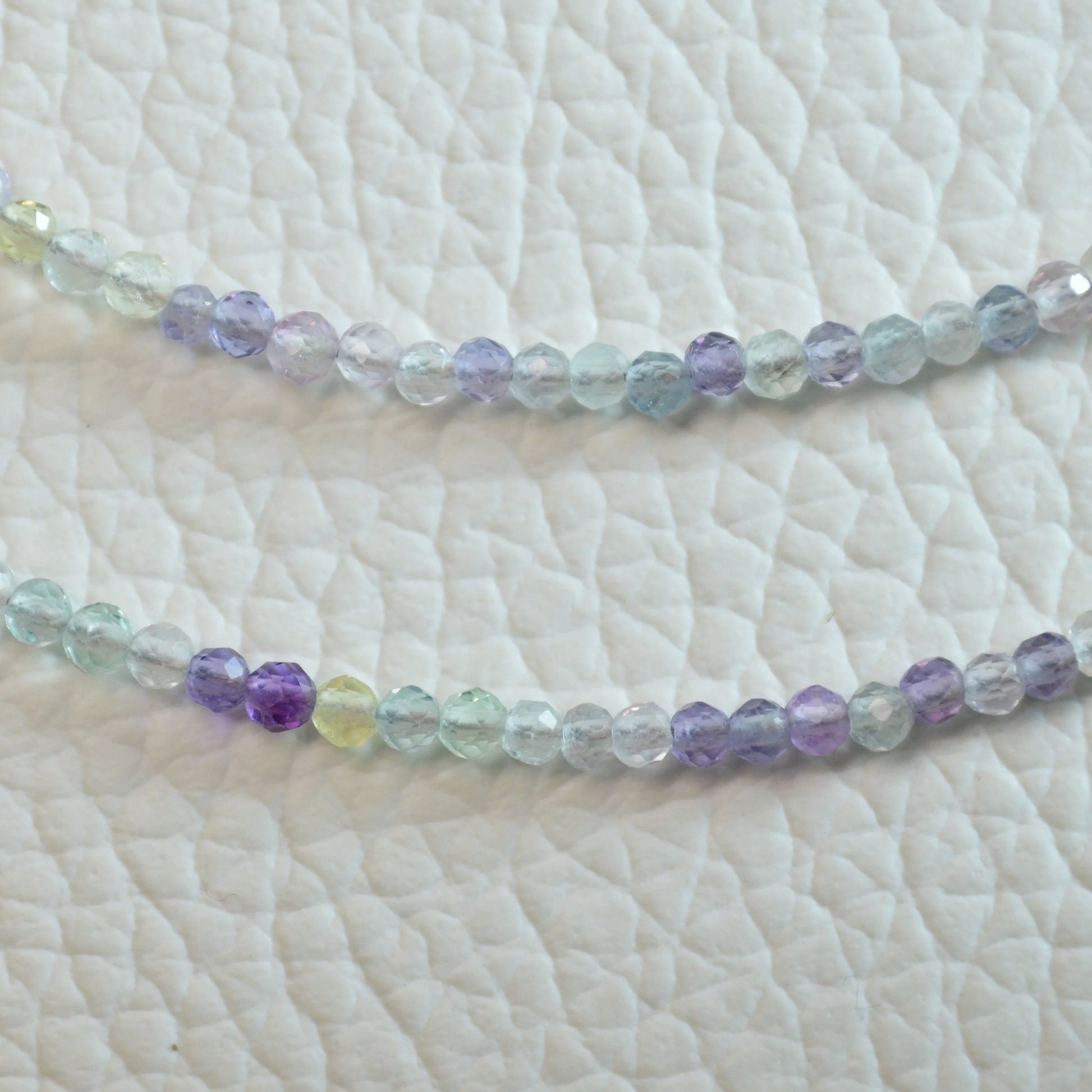 Echte Mehrfarbiger Fluorit Kette mit facettierten Kristallperlen – 45 cm Edelstein Halskette. Nahansicht.