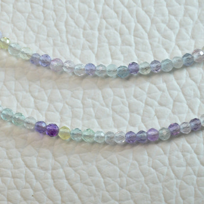 Echte Mehrfarbiger Fluorit Kette mit facettierten Kristallperlen – 45 cm Edelstein Halskette. Nahansicht.