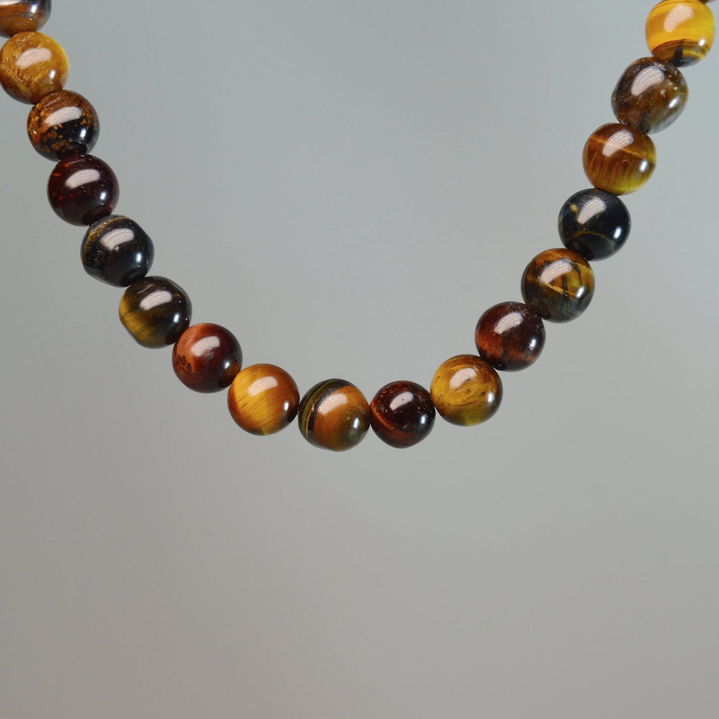 Echte mehrfarbiges Tigerauge Kette mit  6mm Kristallperlen – 45 cm Edelstein Halskette. Nahansicht.