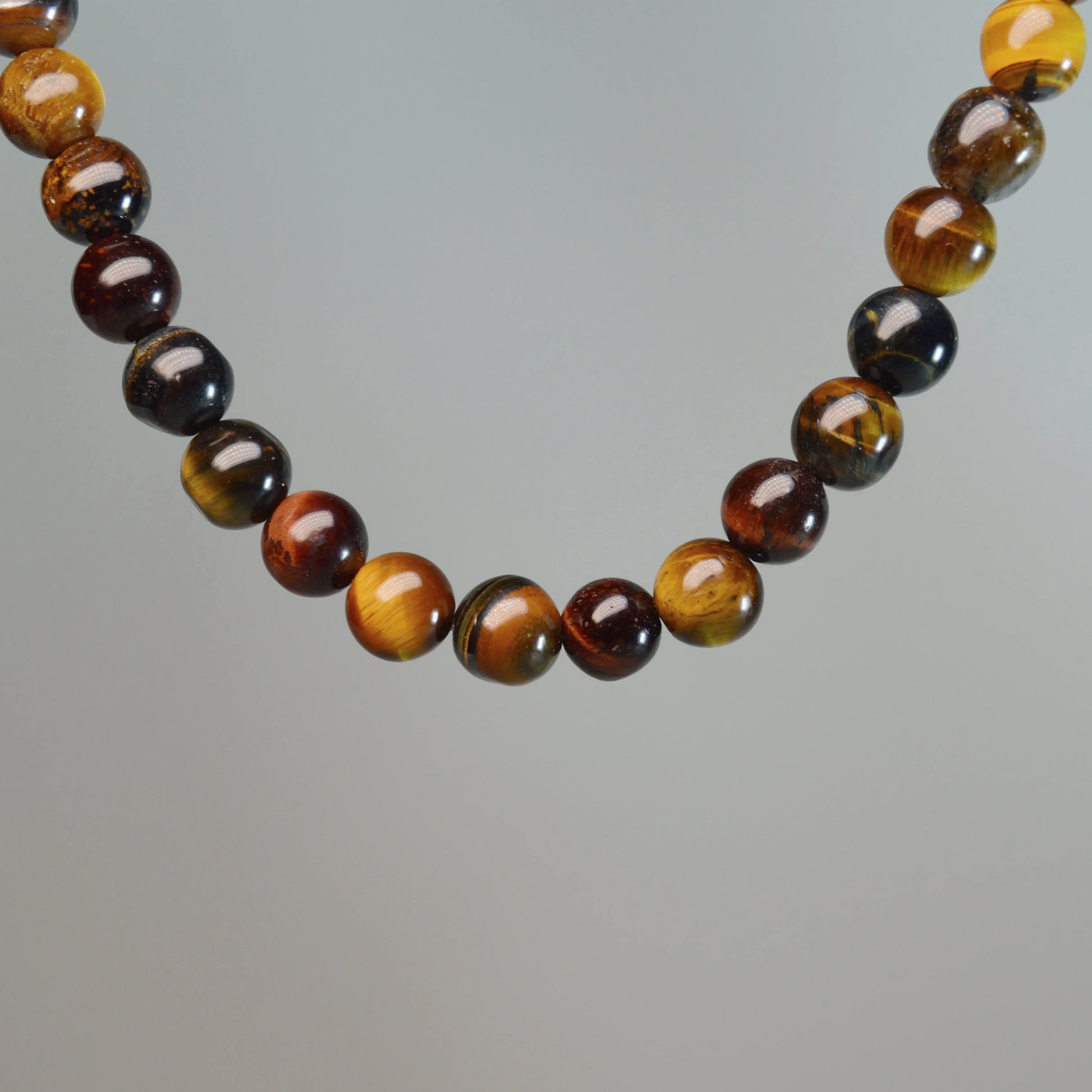 Echte mehrfarbiges Tigerauge Kette mit  6mm Kristallperlen – 45 cm Edelstein Halskette. Nahansicht.
