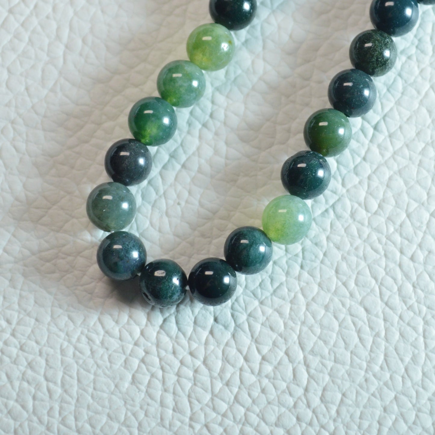 Echte Moosachat Kette mit Kristallperlen – 45 cm Edelstein Halskette. Nahansicht.