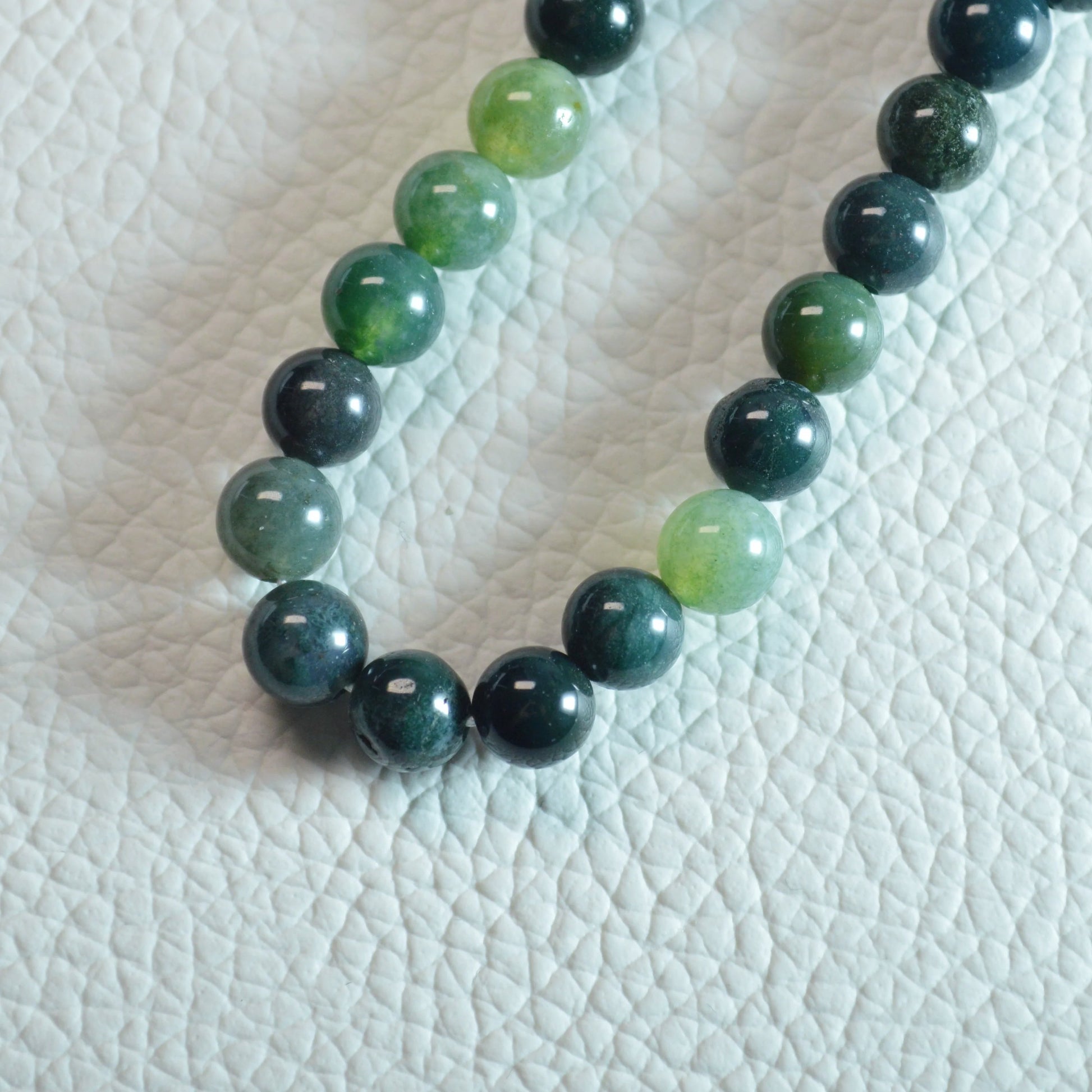 Echte Moosachat Kette mit Kristallperlen – 45 cm Edelstein Halskette. Nahansicht.