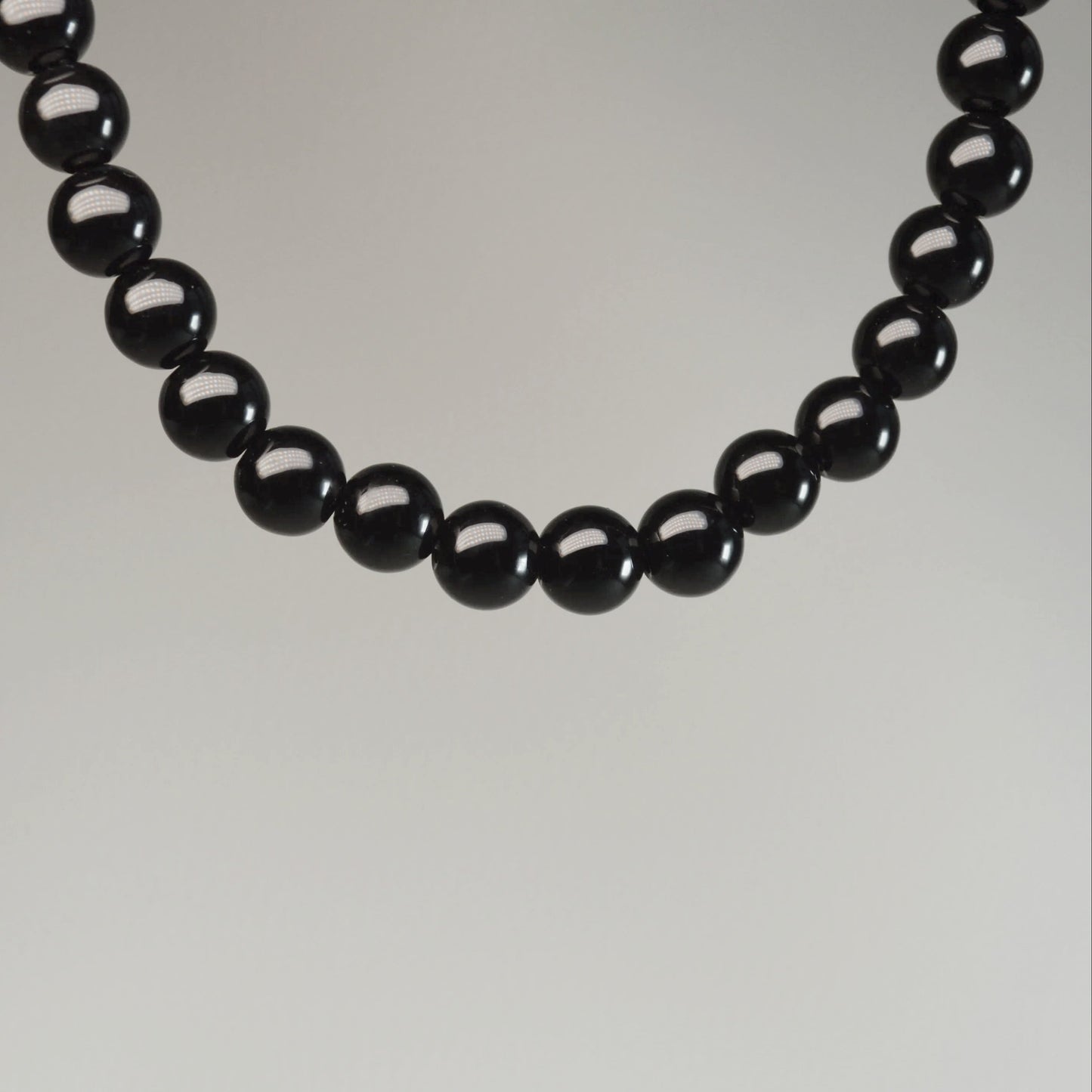 Echte Onyx Kette mit 6mm Kristallperlen – 45 cm Edelstein Halskette. Nahansicht.
